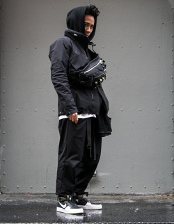 rhubarbes:  via Streetsnaps Techwear Collective - HYPEBEAST More Fashion here. 