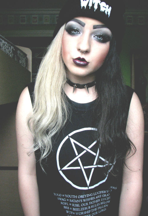 alternativeskeletal: sugarheart-sweetheart:  Got a new hat. it’s pretty rad!   all rights to ^^^▲Fol