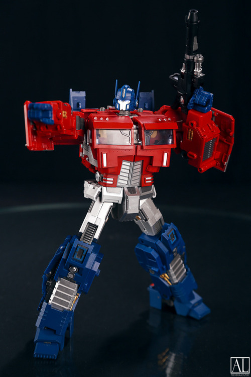 Generation Toy GT-03 OP EX - IDW Optimus adult photos