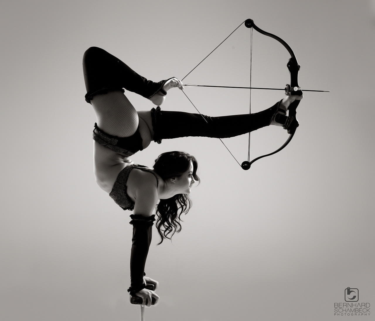 hotcircus:  &ldquo;Handstand&rdquo; (by Bernhard Schambeck) KitzPost