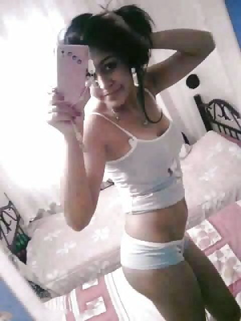 nudedesiart:  Sweet girl selfie