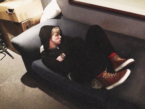 7-point-5-seconds-of-summer:  Sleepy 5sos 
