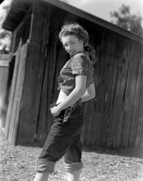 Norma Jeane photographed by Andre de Dienes, 1945. These are amongst the first official photographs 