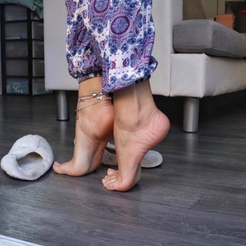 delightfulfeet: So sexy! Love the pose, the arch and the #toering #prettyfeet #feet #toes #footqueen