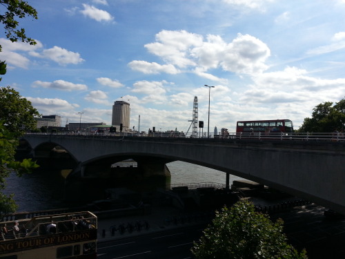 ウォータールー橋を見ている。Looking at Waterloo Bridge.