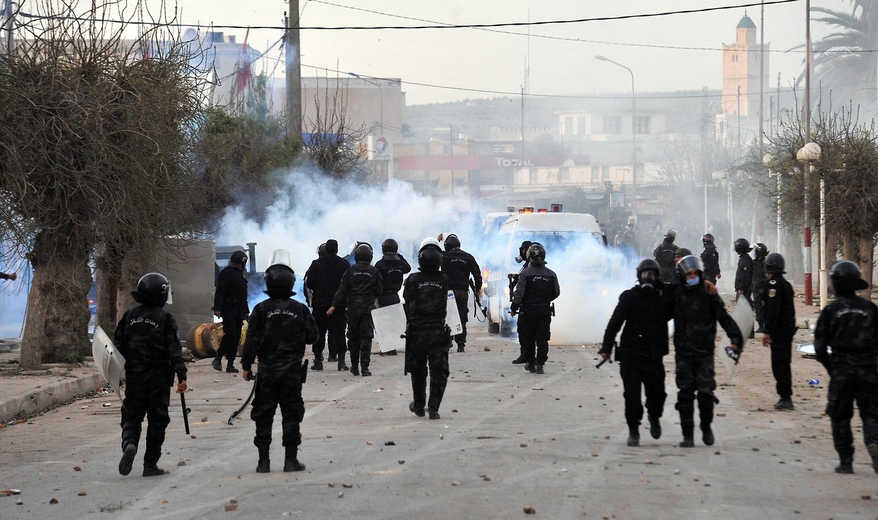 TÚNEZ, PROTESTAS Y DETENIDOS. Más de 500 detenidos en tres días de protestas contra la política de austeridad del Gobierno, que se fueron extendiendo prácticamente por toda la geografía del país
Las protestas se desataron esta semana en varias...