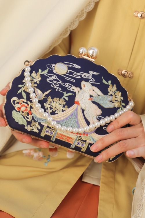 fouryearsofshades:embroidered purse (the motifs and colour on each side are different) by 司南阁汉服