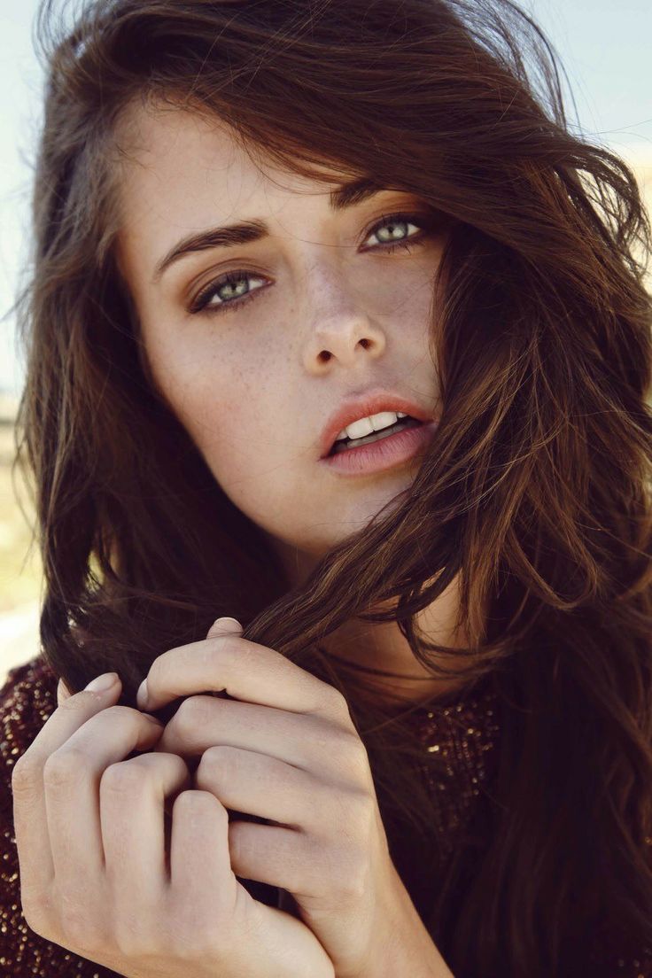 silentorgasm:  Delicious brunette.  Gorgeous brown hair…love her eyebrows. 