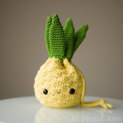 podkins:    Amigurumi Pineapple Purse   OMG.