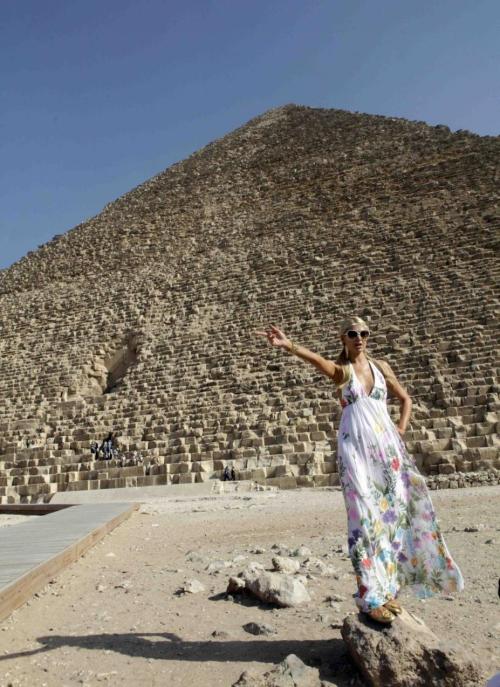 Paris Hilton pose in front of Giza Pyramids, Egypt. Photo: AP.