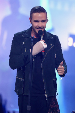 direct-news:  HQ’s - One Direction performs onstage during the 2014 iHeartRadio Music Festival at the MGM Grand Garden Arena on September 20, 2014 in Las Vegas, Nevada. 