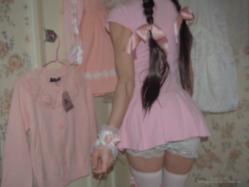 rottinggirlsrestingplace:  rottinggirlsrestingplace:  *take my hand and drag me to ur bed* xx  rip my ruffle knickers with ur teeth <3  