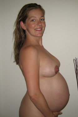 preggo-philia:  Let me be your pregnant cumdump!