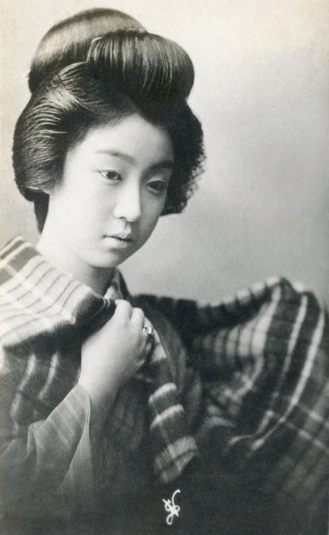 thekimonogallery: Geisha Teruha, 1910s, Japan.  Via Blue Ruin 1 on Flickr 