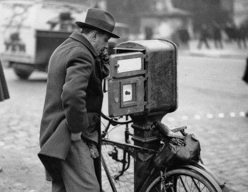 anyskin:The first street telephones. United States. 1930