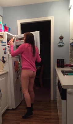 donasherman:  onesmokinhotwife:  Making kids lunches and don’t really feel like wearing pants today 😏  You really look great with no pants :)