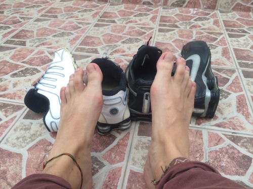 huelemispies: Old pics that I took a year ago. I know you fags gets hard when you see my pics, so en