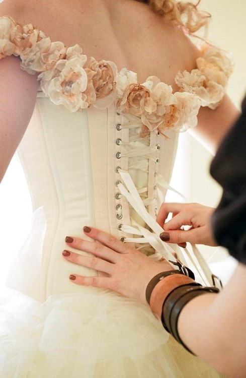 partymarshmallow: The flowers on the dress are gorgeous!