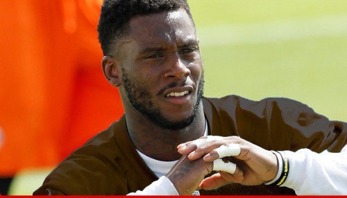 damnthatshytshot: Davone Bess, wide receiver for the Cleveland Browns, tweeted this picture by accid