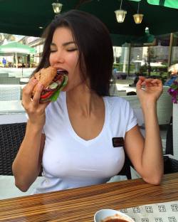 Are you hungry? 😋 #burgergirl 🍔 by