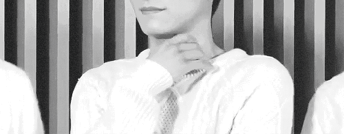 imaginachen:jongdae’s fingers doing the thing