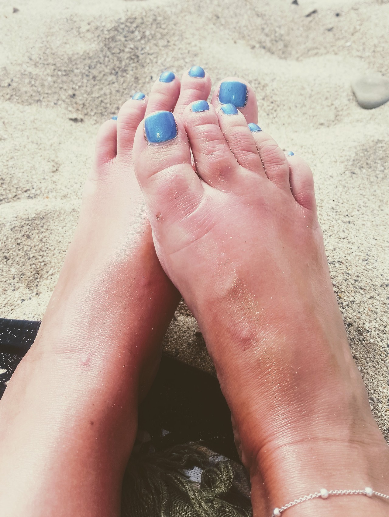 Lots of peeps seem to ask for pics of my feet so here are some sandy beach toes&hellip;..mozzy