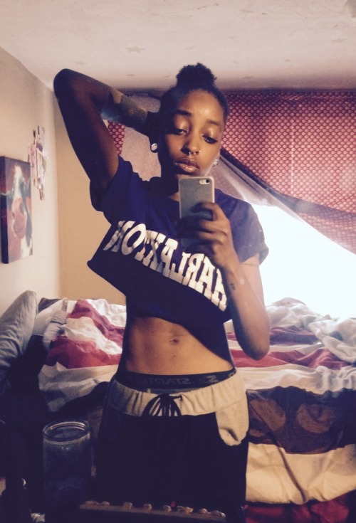 steadypickingmyfro:  uglyassprettyboy:  cynicallyindecisive:  uglyassprettyboy:  Crop tops are back in  Come through with the bun  😌  Come thru