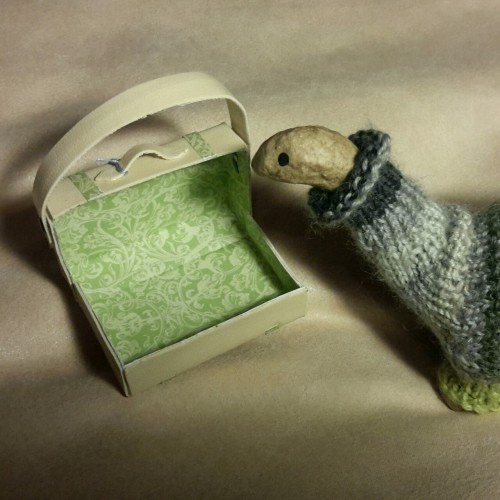 iamtinydinosaur: Today it is time that dinosaur friend wants to travel and is looking for a new home