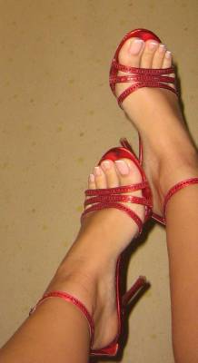 feetplease:  Out on the town in her favorite red heels.