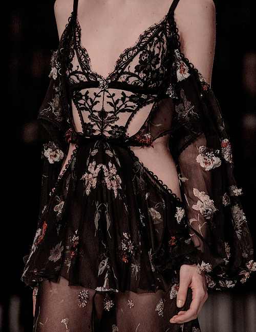 myfavoritefashionthings:   Alexander McQueen Fall 2016