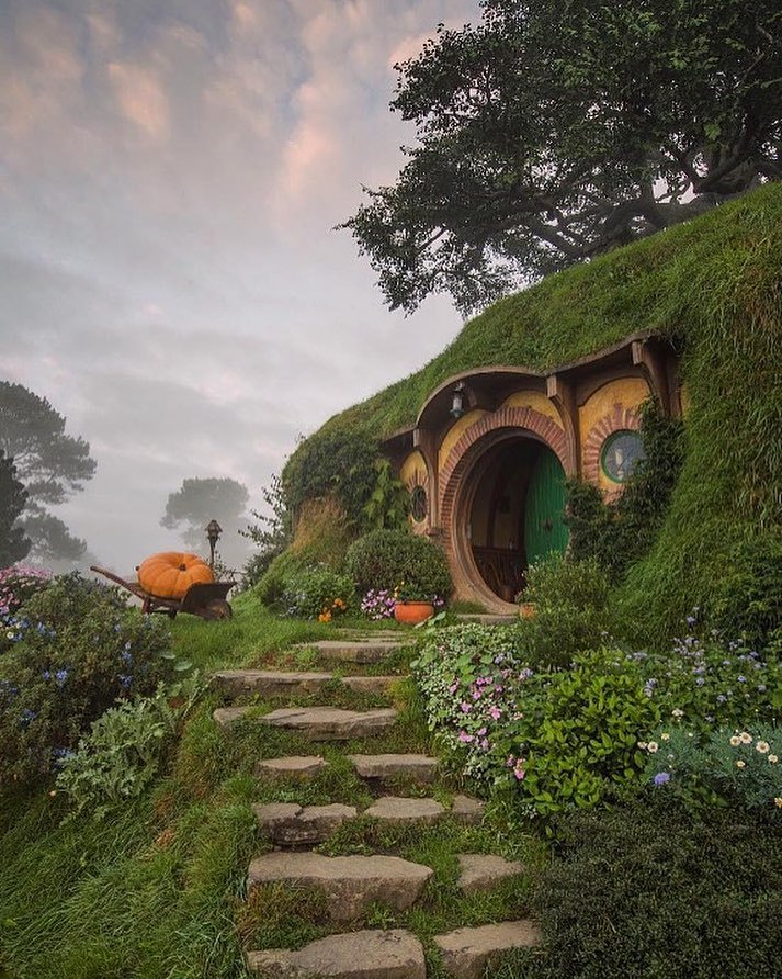 officialkiwiphotos:
“Misty morning in Hobbiton @shaun_jeffers http://ift.tt/2fWqlNe
”
Hobbitons!!!