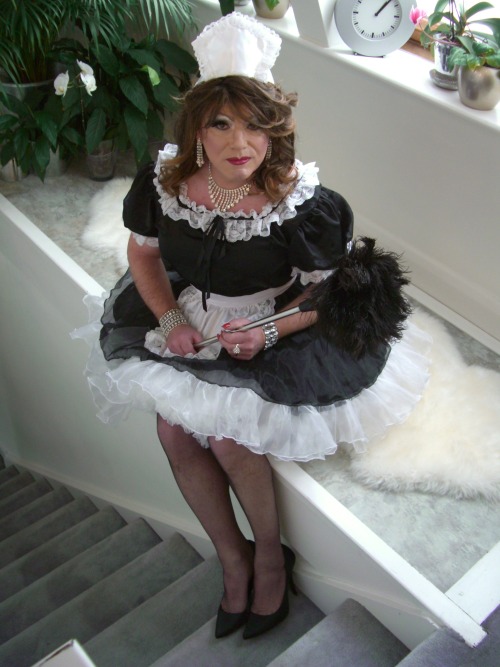 sissymaidsylvie:silkysindy:doing a maid’s chores..and taking it easyand happy to be doing it foo