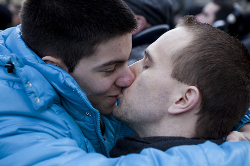 zingwong:  Fuck the homophobes! Let’s kiss in Paris! Geifobis deço kazzo! Suukkiamo neça Parisa! Photographer / Fotisto: Philippe Leroyer 