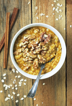 omg-yumtastic:  (Via: hoardingrecipes.tumblr.com)   Pumpkin Spice Oatmeal - Get this recipe and more http://bit.do/dGsN  Yum yum