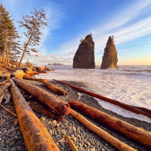 visitportangeles:  Sunset at #RialtoBeach with @elliotgilfix 🤩  #VisitPortAngeles #OlympicNationalPark https://instagr.am/p/Cd7ITT5rs0y/