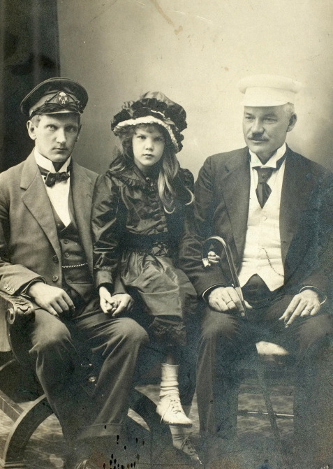 Rudolf Larsson with his cousin Irene and his uncle... - du gamla