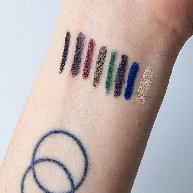 The Benecos liners swatched in natural light, from L to R:
Black
Grey
#makeup #eyeliner #greenbeauty
Brown
Olive
Green
Night Blue
Bright Blue (😍)
White (it’s more off-white)