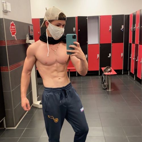 abouttocum:  jizzmynips: brysmaleidols: Ethan Wacker -  Gym is open. Lets go grind.   Speaking of grinding, Ethan, bone up!  Follow for the hottest guys