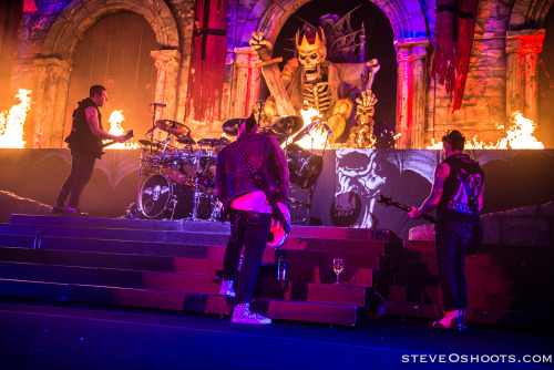 OH MY JOHNNY CHRIST, THOSE SHOES ARE EVERYTHING!
That’s it, he wins the award for Best Accessorizer (haha) in Rock \m/ LOVE HIM!!! AND LOVE THOSE SHOES!!!
THANK YOU SO MUCH, Stephen Odom, for these BRILLIANT photos of A7X from the last MAYHEM stop on...