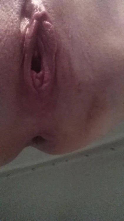 pussytongues:  Fuck, that’s a beautiful trio of pussytongues right there in that pussy