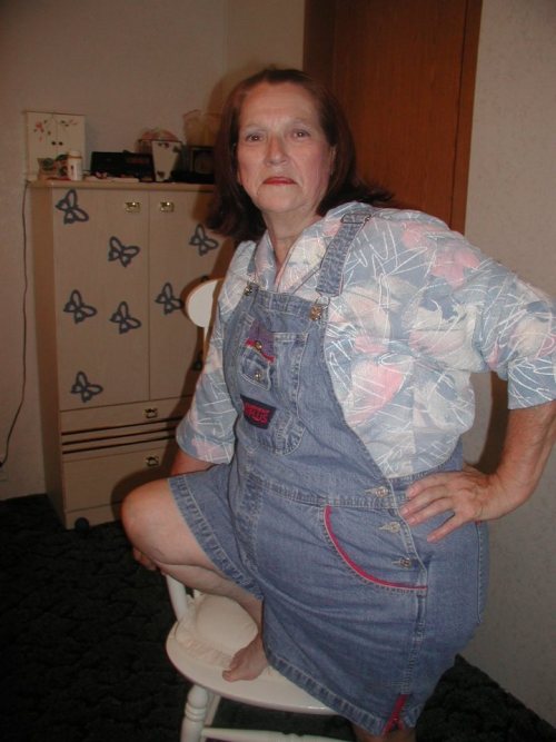 kommer65: jemcasey: I’ve never thought of denim dungarees as fetish-wear, but this granny has got 