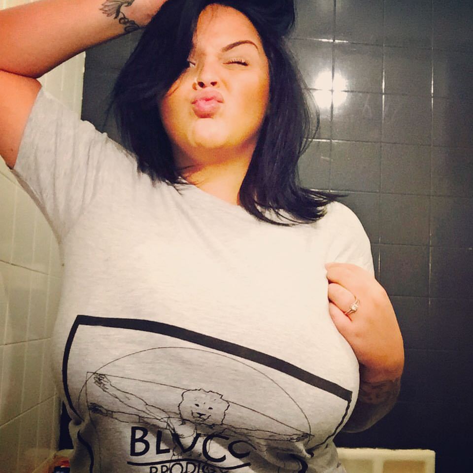 brablastingb00bs:  boobiesforus2:  #sarah fraisou  Omg