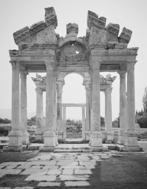 excelsior-praeteritum:Tetrapylon gate in the ancient ruined city of Aphrodisias, Turkey (by colinmil
