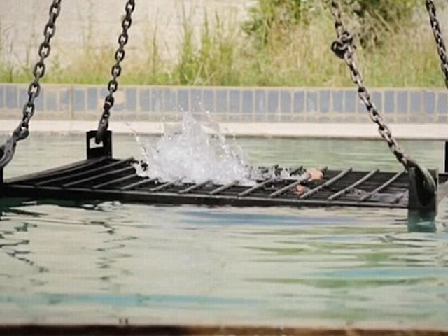 ISIS drowns prisoners in cage in new video