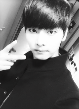 daegyo:  9 Hakyeon x V sign selcas 