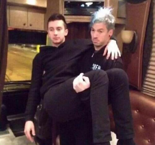 doublebubblehowell:Josh Dun and Tyler Josephmaking it hard to have #friendshipgoals since forever