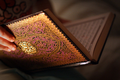 Pretty Book of Quranwww.IslamicArtDB.com » Photos » Mushaf Photos (Books of Quran) » Photos of Open Mushafs
Originally found on: islaminspires
