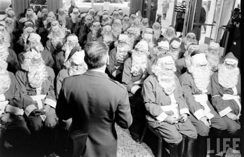 Santa Claus briefing(Grey Villet. 1955)