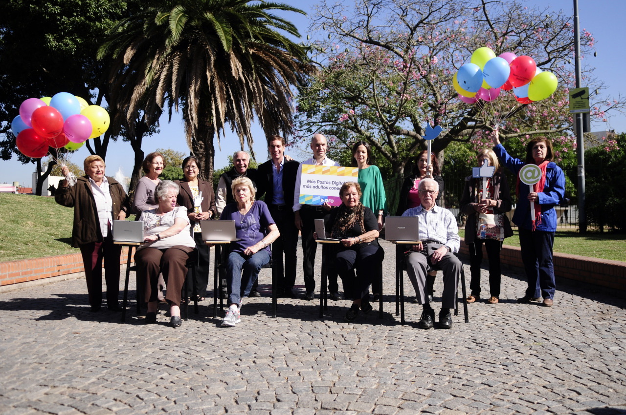 PASO 2015. Horacio Rodríguez Larreta, realizo su 8° promesa de campaña en Plaza Armenia, con el compromiso de crear “100 Postas Digitales” en todos los barrios para acercar más a los más de 600 mil adultos mayores que viven en la Ciudad. (Fotos...