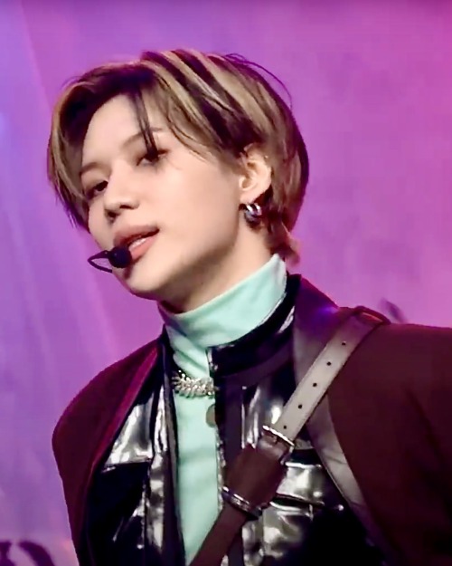 taeminupdates:Taemin in the performance stage of SHINee’s Don’t Call Me